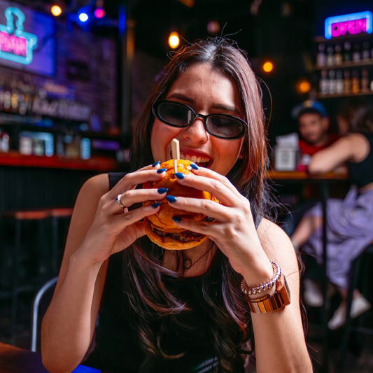 Jarra de Cerveza American Lager + 2 Cheese Burger Doble por $21 en Capital Cervecería