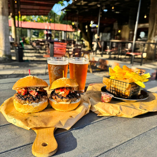 2x1 en Burgers La Fábrica + Platanitos Chimicheesy + 2 Bebidas por $18 en La Fábrica