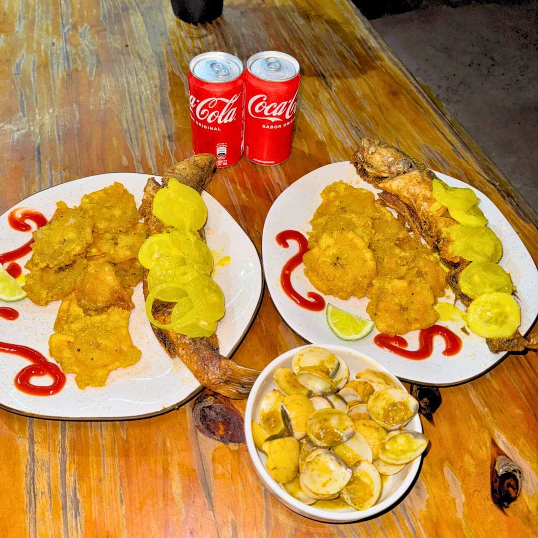 2 Platos Fuertes de Pescado + Entrada de Almejas + 2 Bebidas $10 en Mar y Fuego