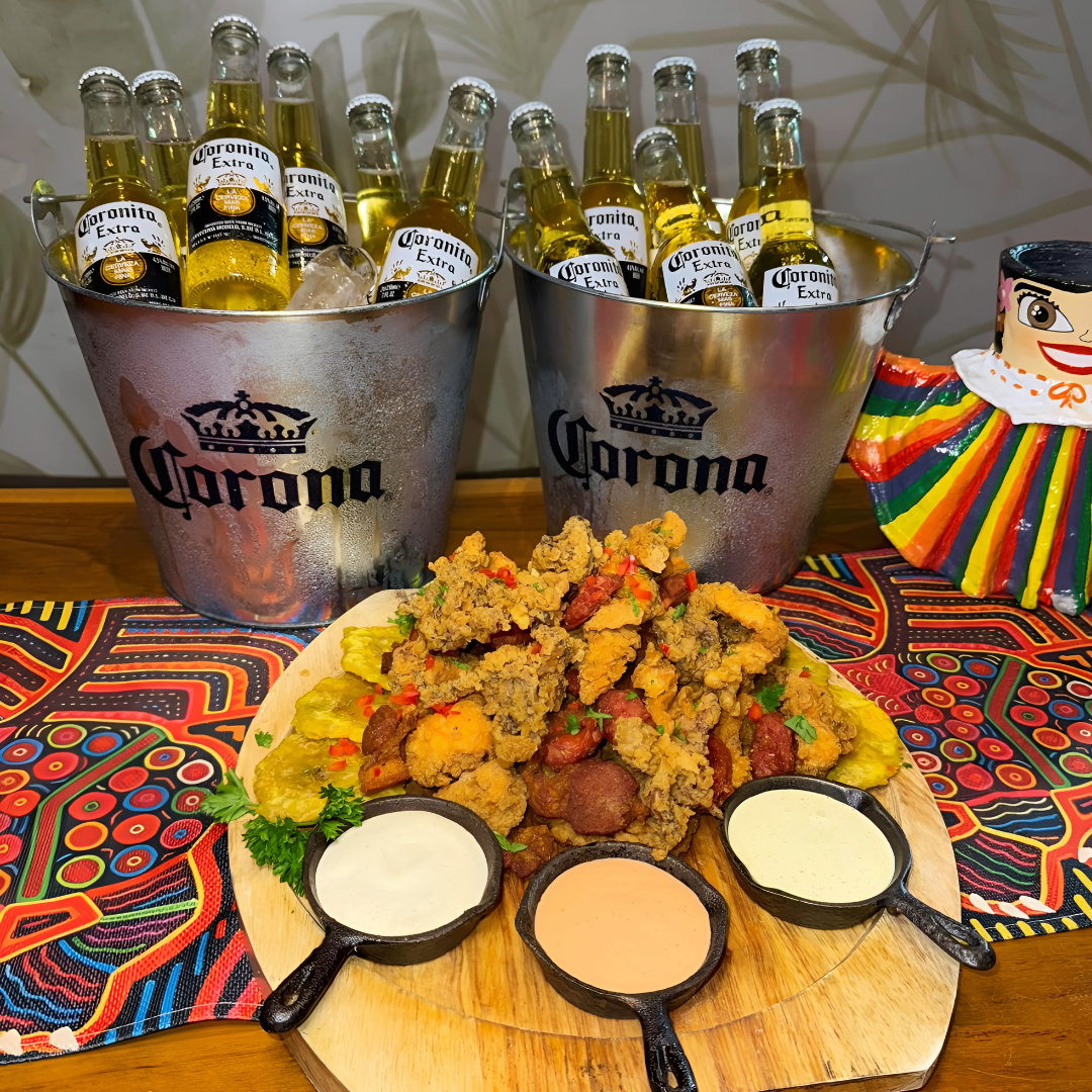 Picada Mar y Tierra + 2 Cubetazos de Cerveza Corona por $18 en La Divina Comida