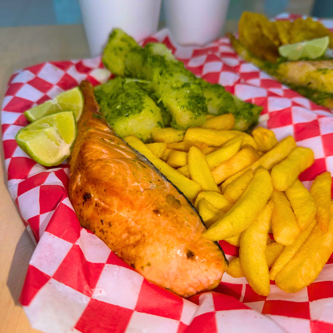 2 Platos Fuertes (Salmón y Filete) + 2 Entradas de Ceviche + 2 Bebidas por $15 en Pescao y Limón.