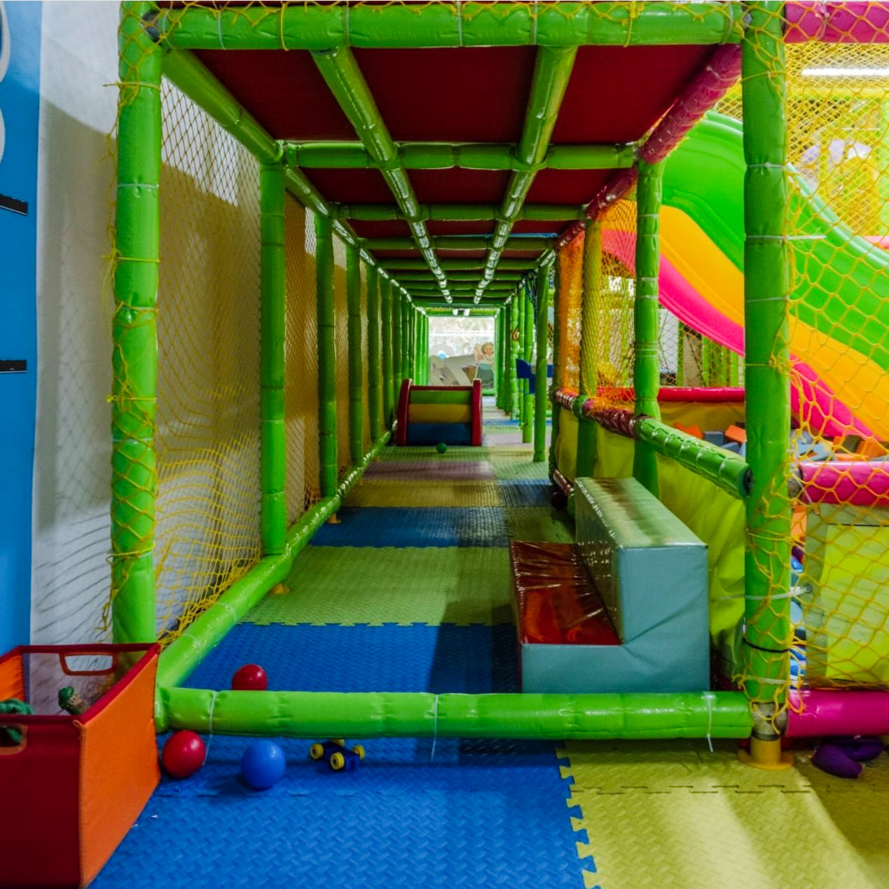 Juega Sin Límite de Horas + 2 Snacks para 2 Niños por $12 en Kool Kidz