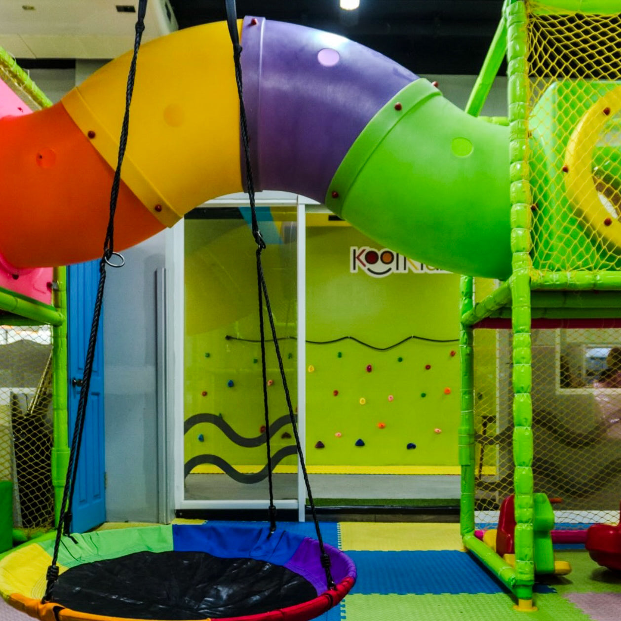 Juega Sin Límite de Horas + 2 Snacks para 2 Niños por $12 en Kool Kidz