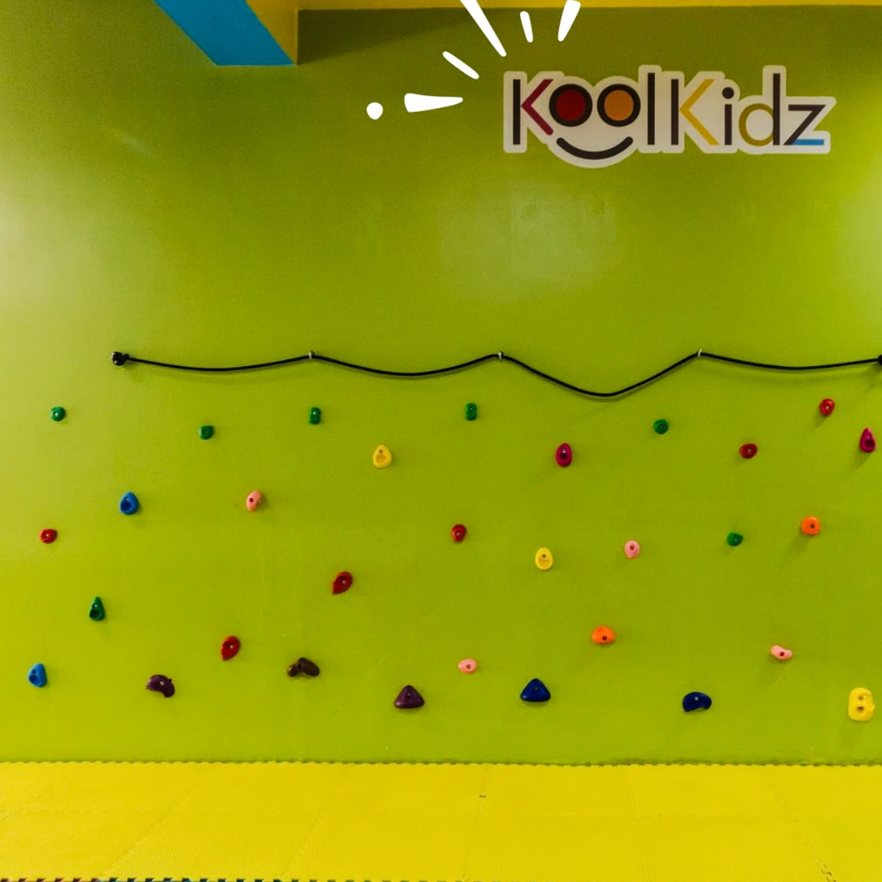 Juega Sin Límite de Horas + 2 Snacks para 2 Niños por $12 en Kool Kidz