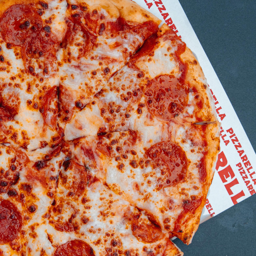 2 Pizzas Clásicas o Premium + 2 Bebidas desde $12 en Pizzarella Vía Israel