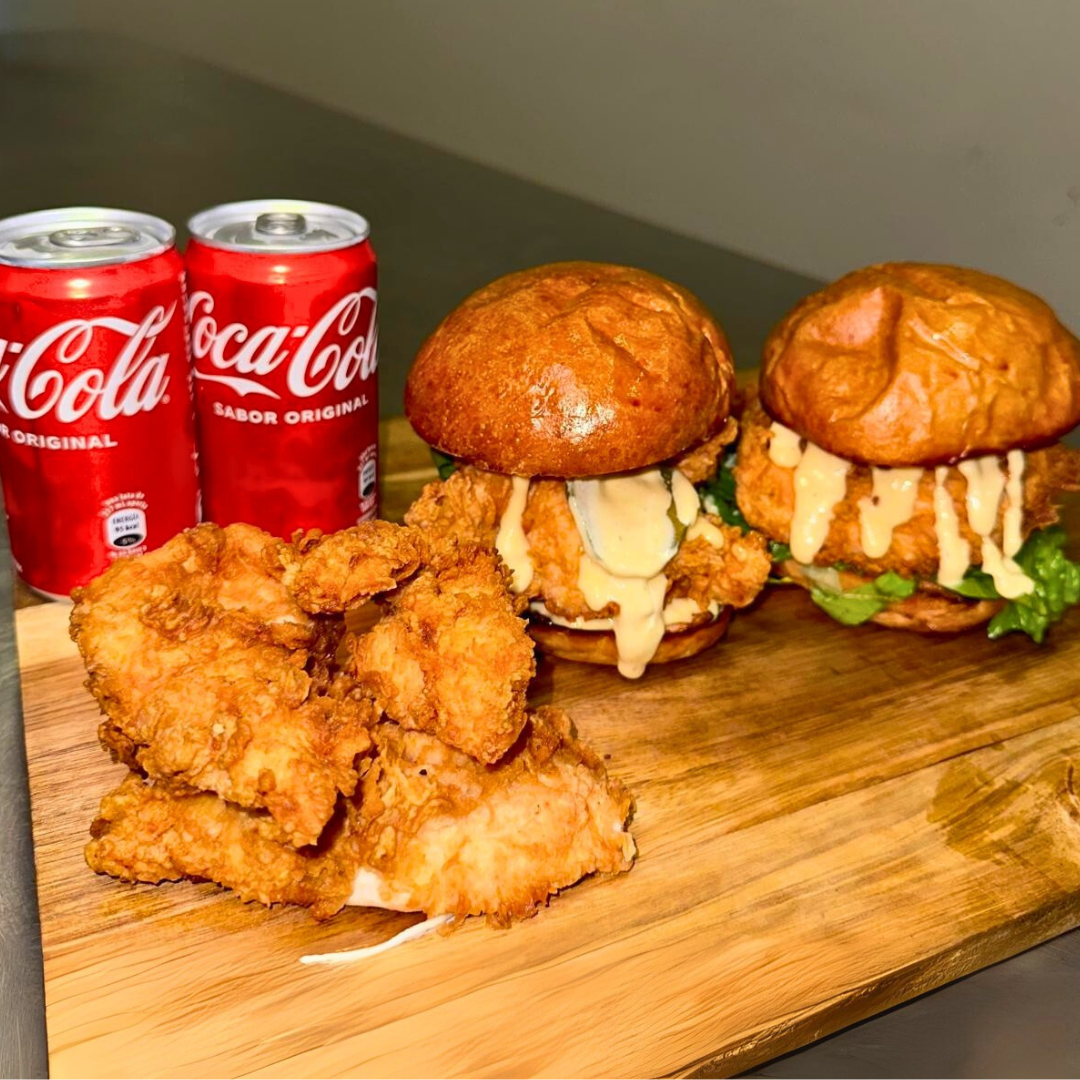 2 Burgers de Pollo Kripsy + Entrada de Tenders de Pollo + 2 Bebidas por $15 en Revolution Krispy