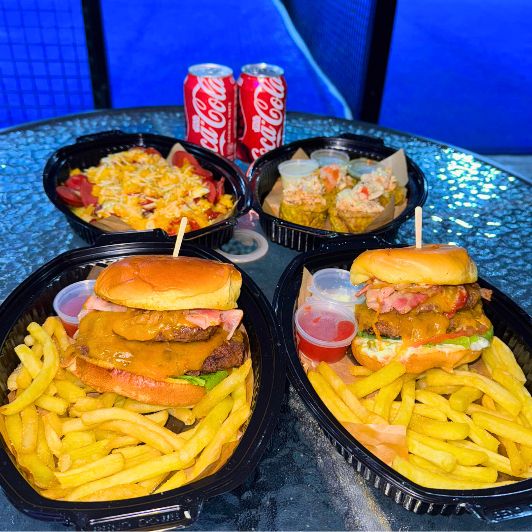 Combo de Burgers con Papas + Entrada de Patacones Rellenos + Salchipapa + 2 Bebidas por $15 en El Toque West