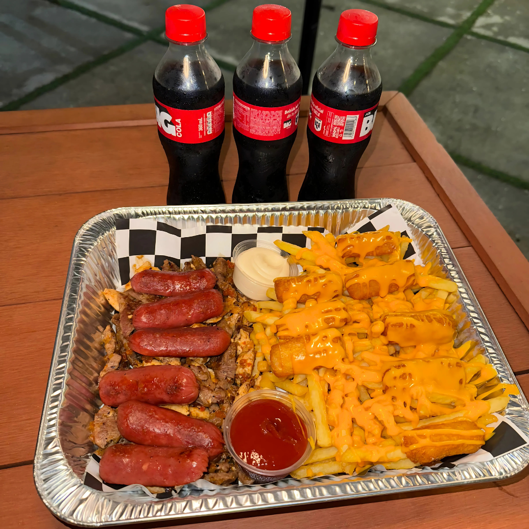 Parrillada Carnívora Familiar + Papas y Yuca Fritas Bañadas en Queso Fundido + 3 Bebidas por $18 en Sabores Mediterráneos