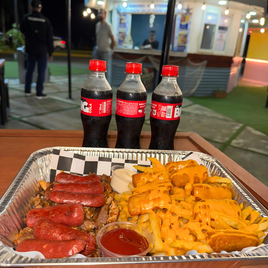 Parrillada Carnívora Familiar + Papas y Yuca Fritas Bañadas en Queso Fundido + 3 Bebidas por $18 en Sabores Mediterráneos