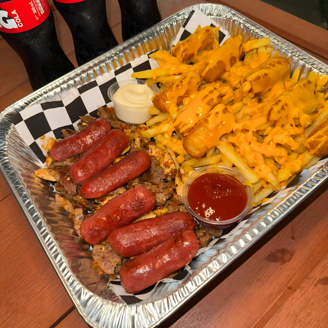 Parrillada Carnívora Familiar + Papas y Yuca Fritas Bañadas en Queso Fundido + 3 Bebidas por $18 en Sabores Mediterráneos