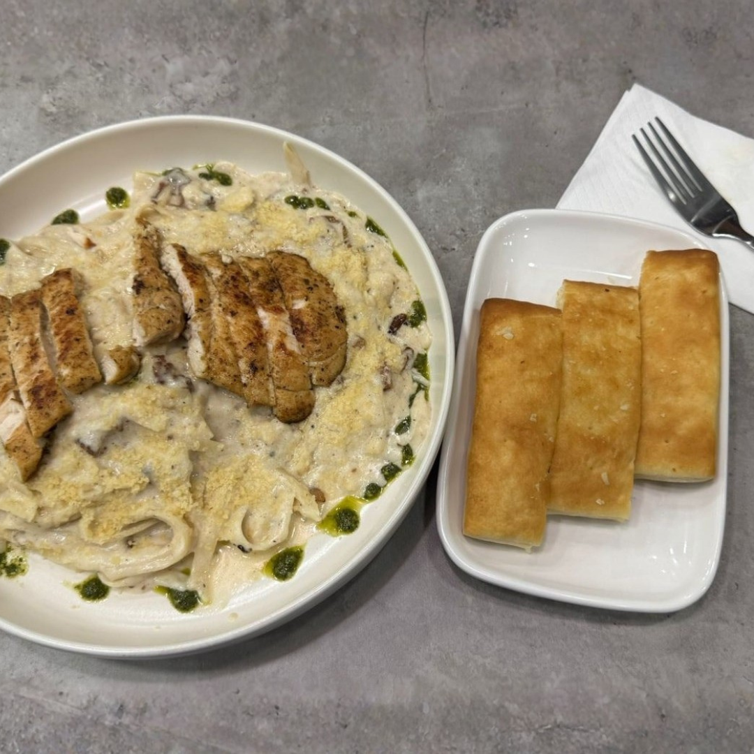 Festival Italiano con Entrada + Plato fuerte + Bebidas y Postres para 3 por solo $27 en Valenti's