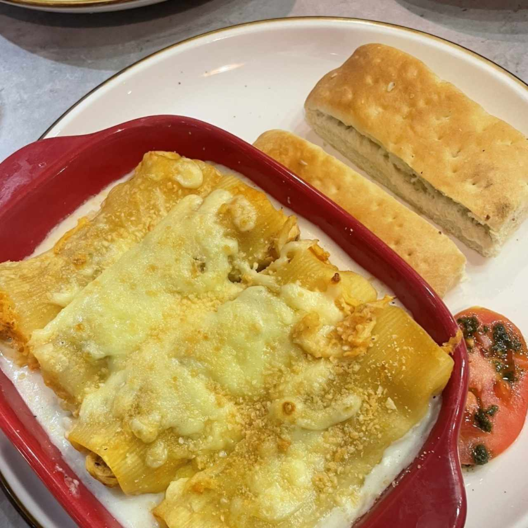 Festival Italiano con Entrada + Plato fuerte + Bebidas y Postres para 3 por solo $27 en Valenti's