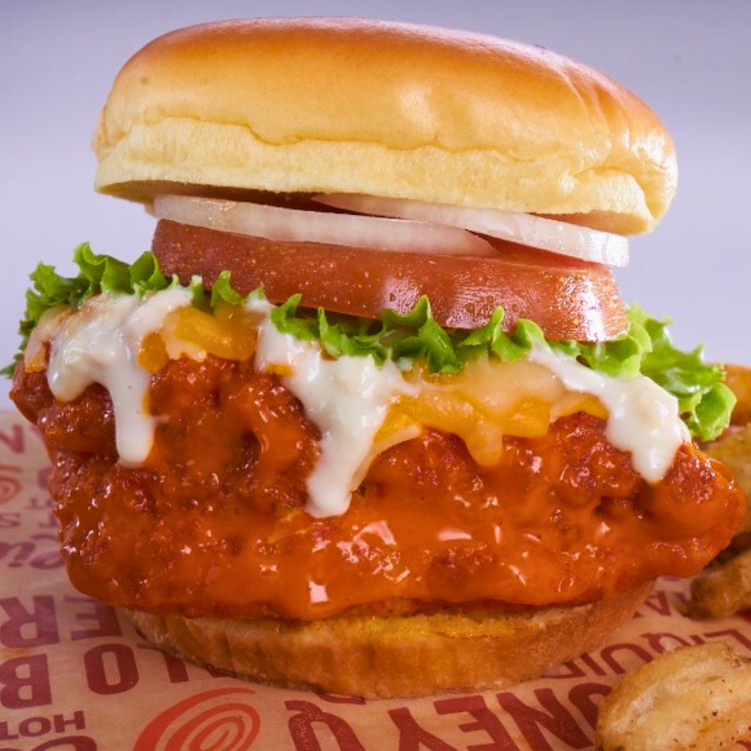 12 Wings o Boneless + Monster Chicken Sandwich + 2 Sides + 2 Sodas por $18 en Wing Zone El Dorado
