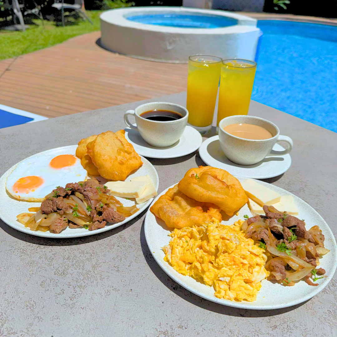 2 Desayunos Patrios + 2 Bebidas + 2 Cáfes por $15 en el Hotel Albrook Inn