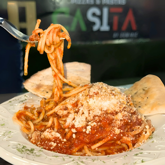 Pizza de 10" + Pasta Boloñesa o Alfredo + Bruschetta Romana + 2 Té Fríos por $12 en Pizzería Mi Casita