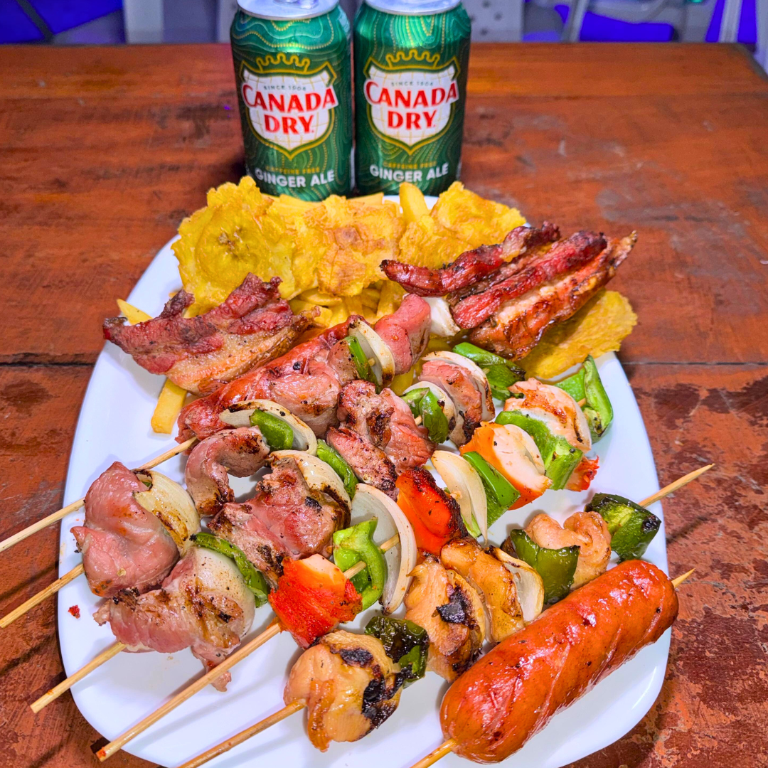 Parrillada de Pinchos Mixtos + Costillas de Puerco + 2 Bebidas por $10 en El Chuzo