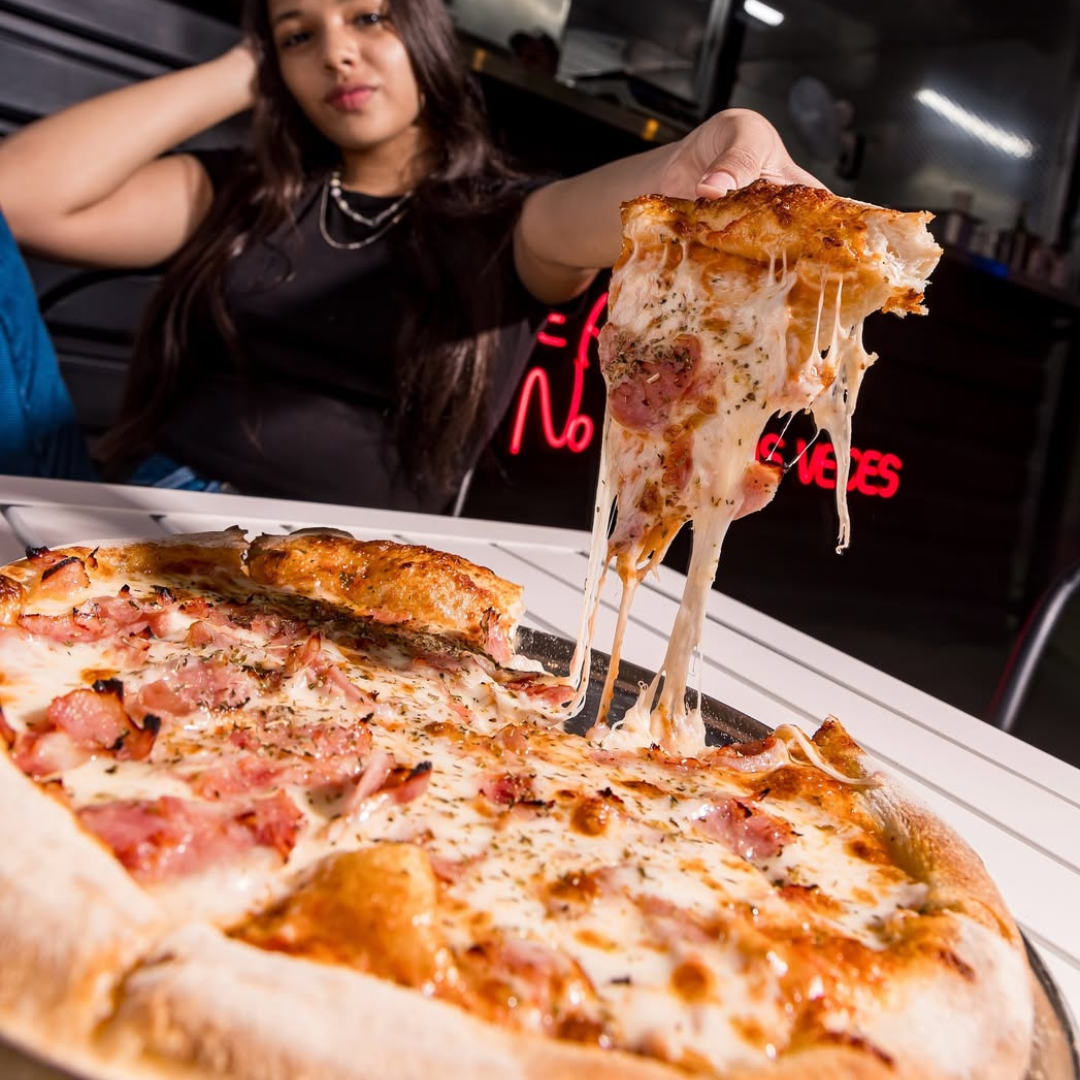 2 Pizzas Medianas + 1 Entrada de Bruschettas Pomodoro + 2 Bebidas por $15 en Esto es Pizza