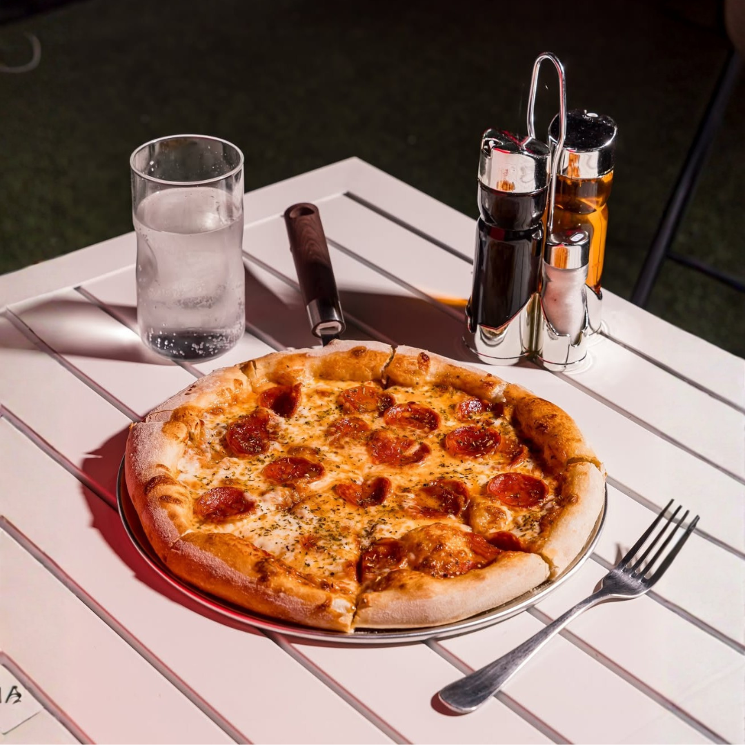 2 Pizzas Medianas + 1 Entrada de Bruschettas Pomodoro + 2 Bebidas por $15 en Esto es Pizza