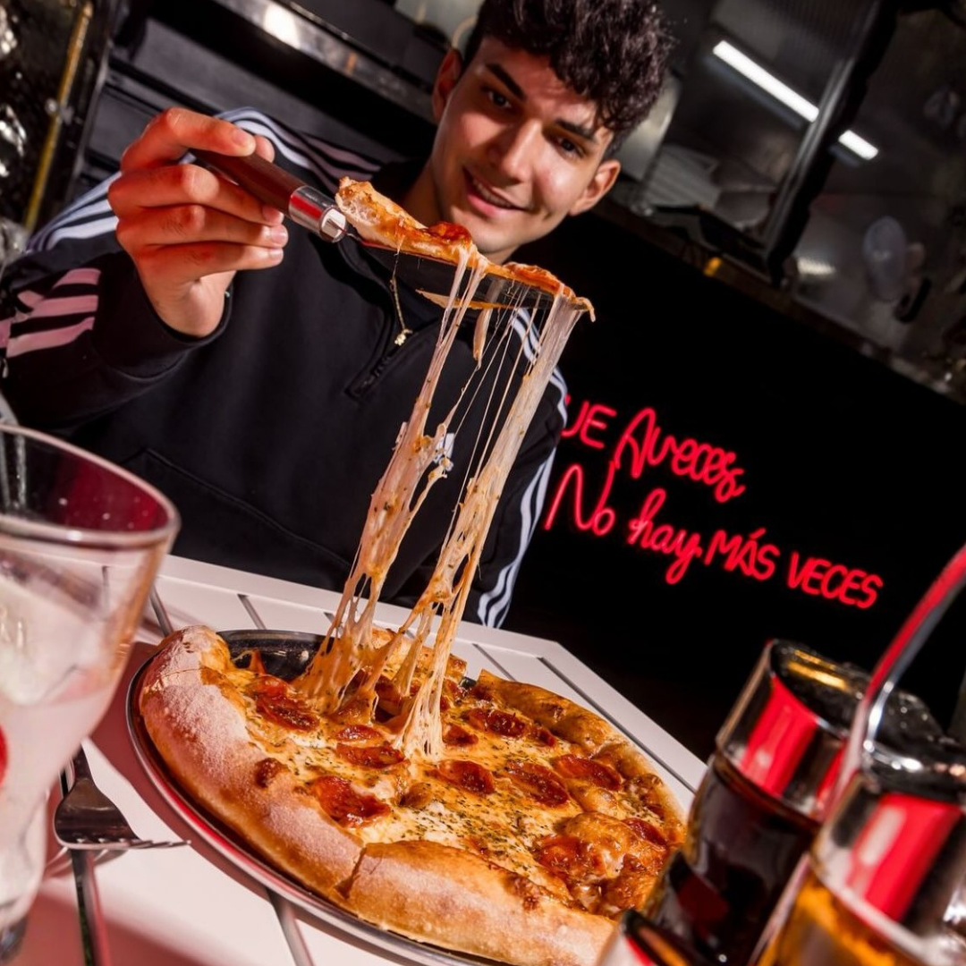 2 Pizzas Medianas + 1 Entrada de Bruschettas Pomodoro + 2 Bebidas por $15 en Esto es Pizza