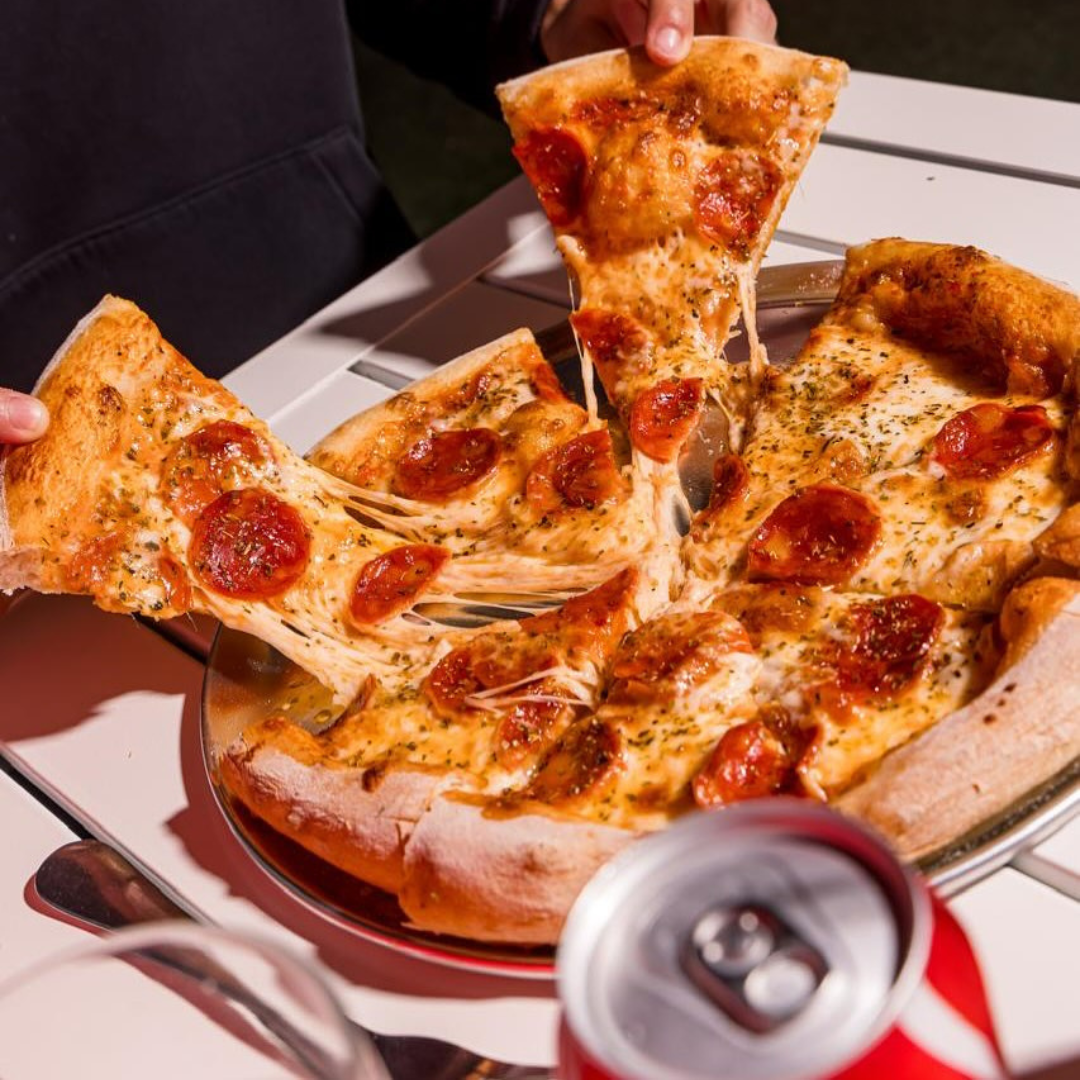 2 Pizzas Medianas + 1 Entrada de Bruschettas Pomodoro + 2 Bebidas por $15 en Esto es Pizza