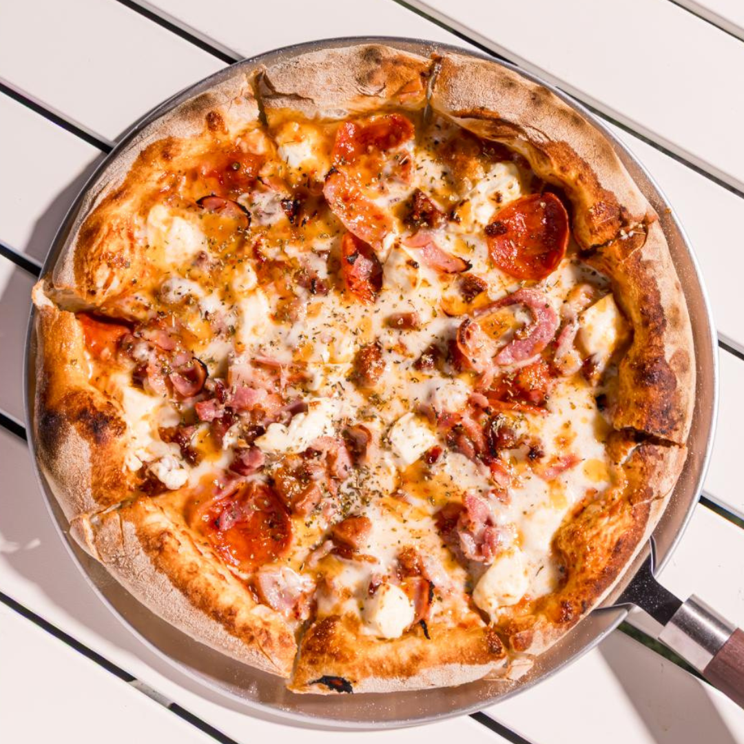 2 Pizzas Medianas + 1 Entrada de Bruschettas Pomodoro + 2 Bebidas por $15 en Esto es Pizza