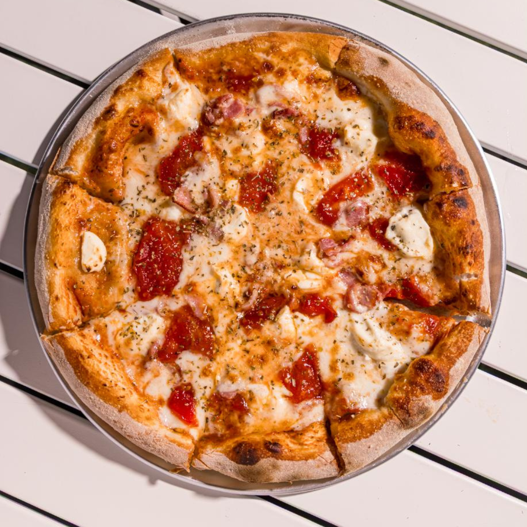 2 Pizzas Medianas + 1 Entrada de Bruschettas Pomodoro + 2 Bebidas por $15 en Esto es Pizza