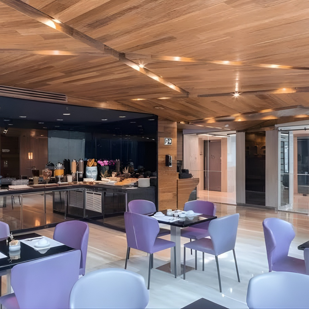 Estadía en SUITE + Botella de Vino y Tabla de Fríos + Desayuno para 2 Personas por $99 en Hotel Exe Oriental