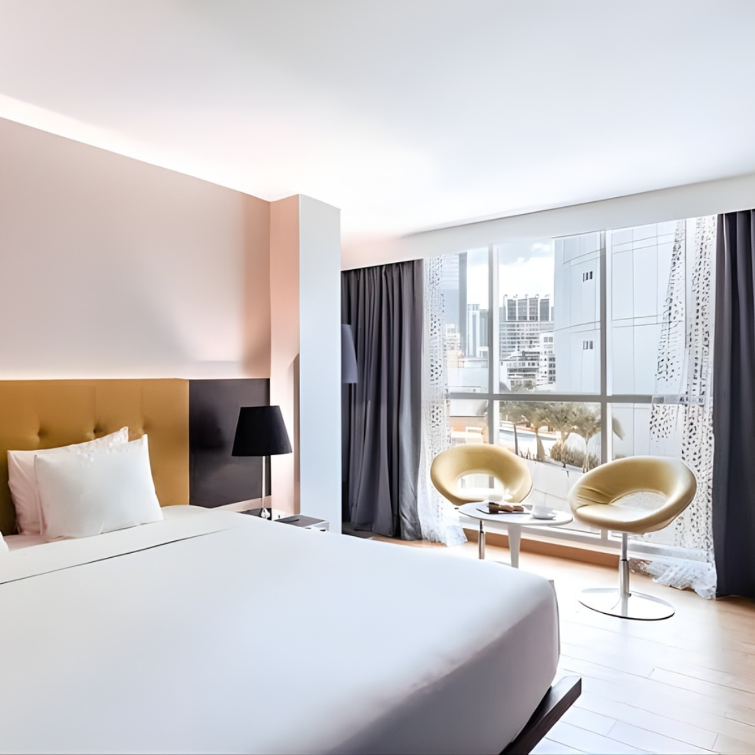 Estadía Deluxe para 2 Personas con Desayuno + Wings + Cubetazo por $79 en Hotel Exe Oriental