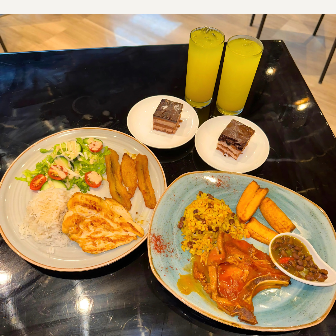 Menú Ejecutivo con Entrada + Plato Fuerte + Bebidas y Postre para 2 personas por $19 en Restaurante Teca by Exe Oriental