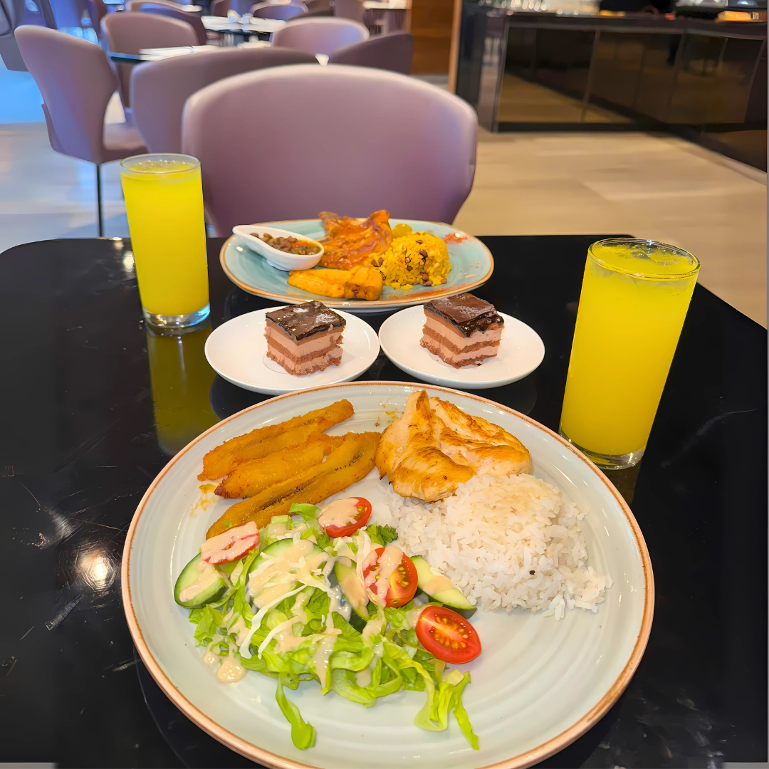 Menú Ejecutivo con Entrada + Plato Fuerte + Bebidas y Postre para 2 personas por $19 en Restaurante Teca by Exe Oriental