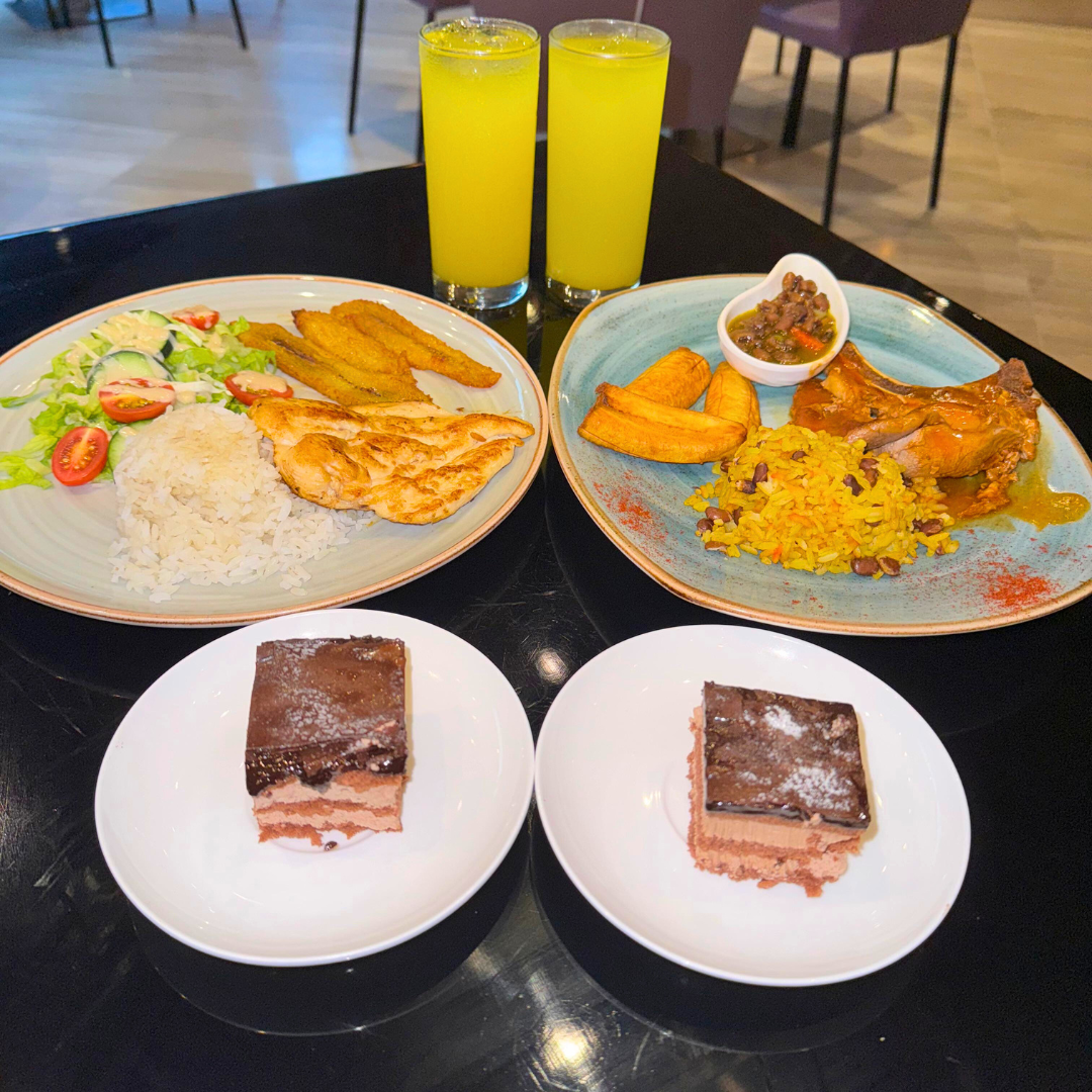 Menú Ejecutivo con Entrada + Plato Fuerte + Bebidas y Postre para 2 personas por $19 en Restaurante Teca by Exe Oriental