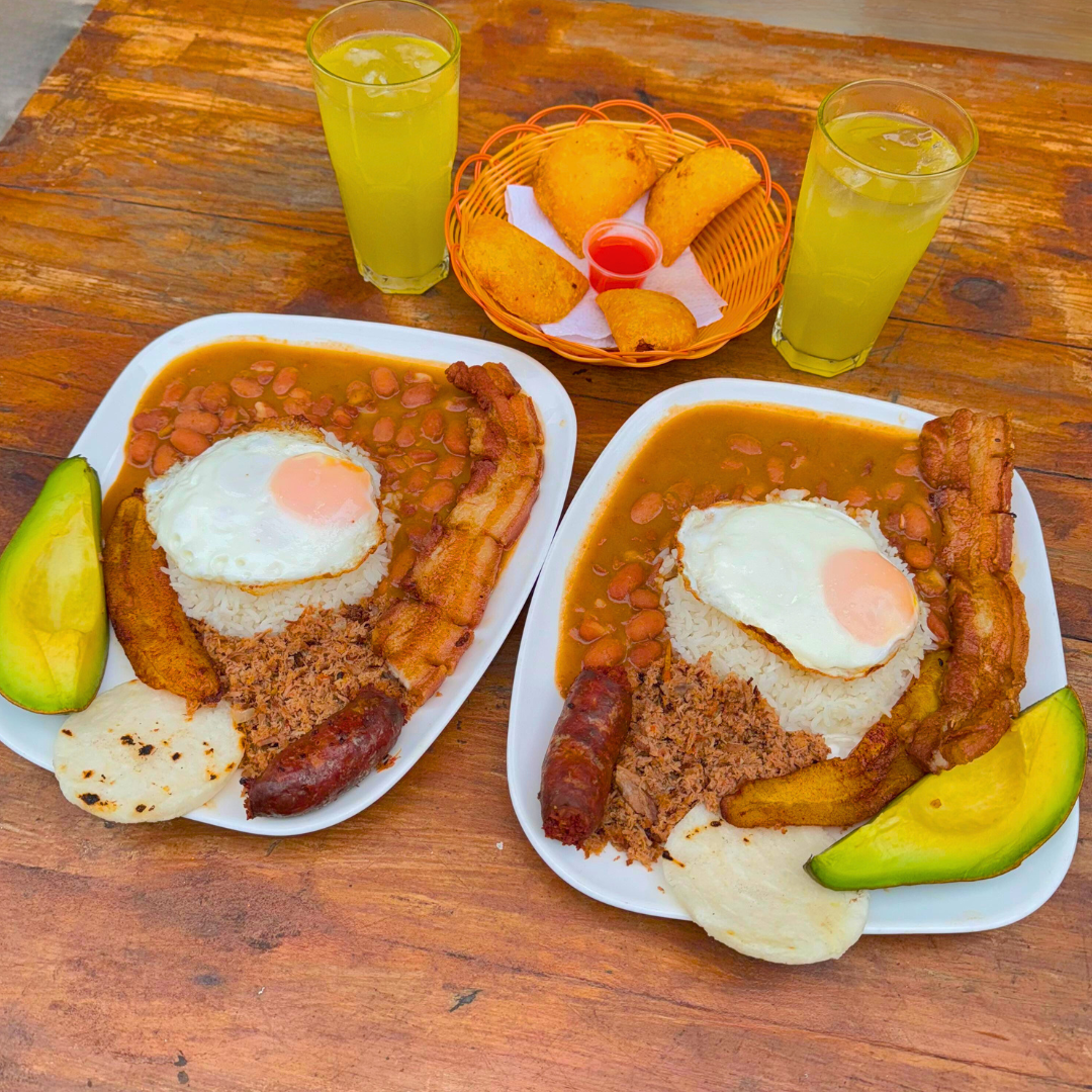2 Bandejas Paisa + Entrada de Empanadas + 2 Bebidas por $15 en Delicias del Fogón Latino