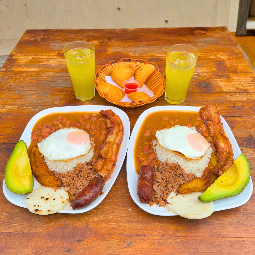 2 Bandejas Paisa + Entrada de Empanadas + 2 Bebidas por $15 en Delicias del Fogón Latino