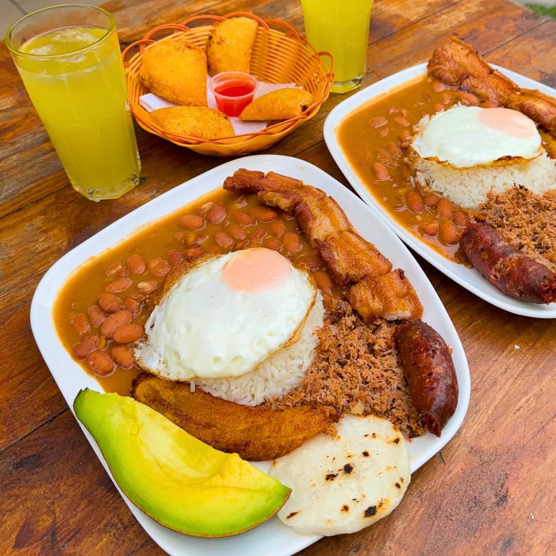 2 Bandejas Paisa + Entrada de Empanadas + 2 Bebidas por $15 en Delicias del Fogón Latino