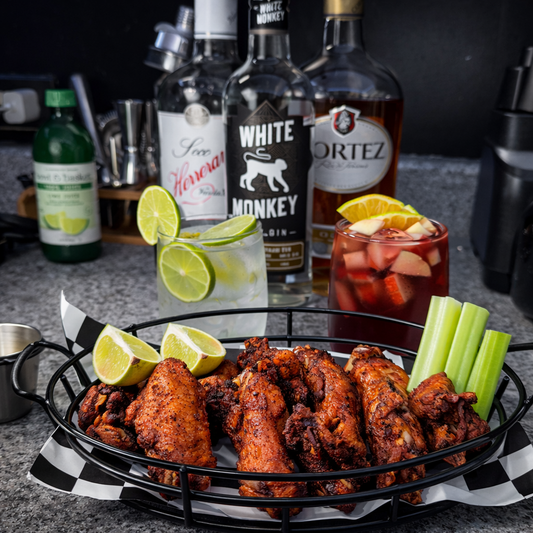 Open Bar de Gin y Sangría + 10 Alitas para 2 Personas por $12 en La Hincha Brava Sport Bar