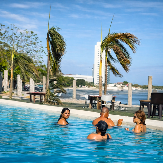 ¡Pasadía para Carnavales en Marvella Club de Playa desde $8 por persona!