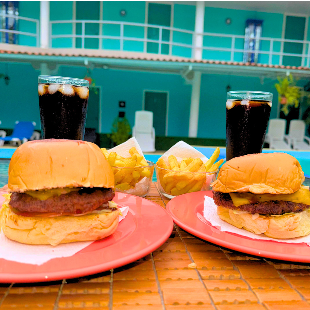 Pasadía con Piscina para 2 Adultos +2 Hamburguesas + 2 Papas + 2 Bebidas por $25 en Hotel Pacific Coast