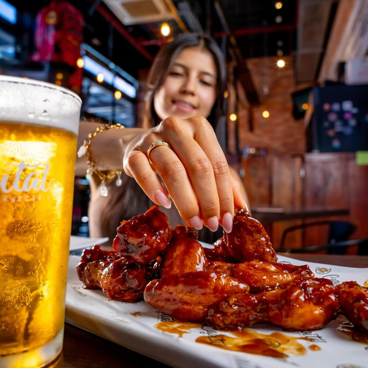 Jarra de Cerveza de la Casa + 20 Alitas por solo $20 en Capital Cervecería