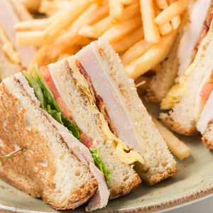 Pasadía con Piscina para 2 Adultos y 2 Niños + Habitación Incluida + Combo Club Sándwich por $99 en Hotel El Panamá