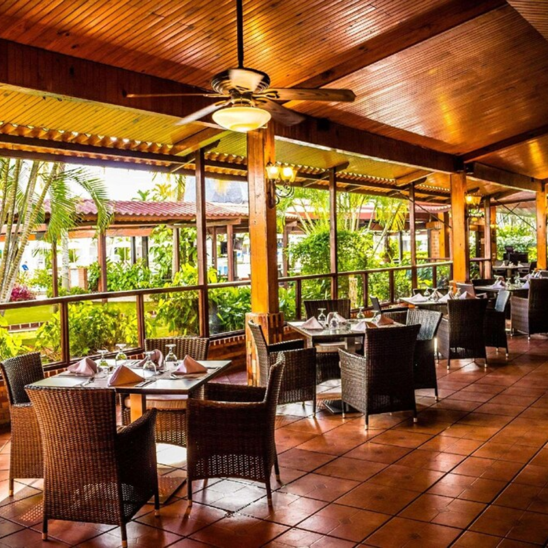 Experiencia Grand Stay con Desayuno Buffet + Cena Buffet + Uso de las instalaciones para 2 personas por $140 en Hotel El Panamá
