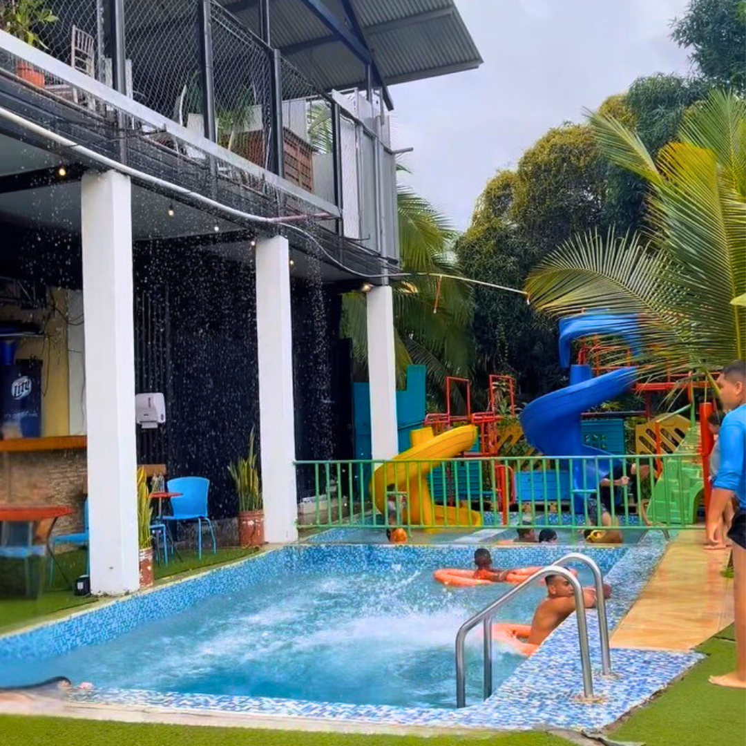 Picada Al Grill + 2 Bebidas + Pasadía en Piscina para 2 personas por $10 en Manu's Grill