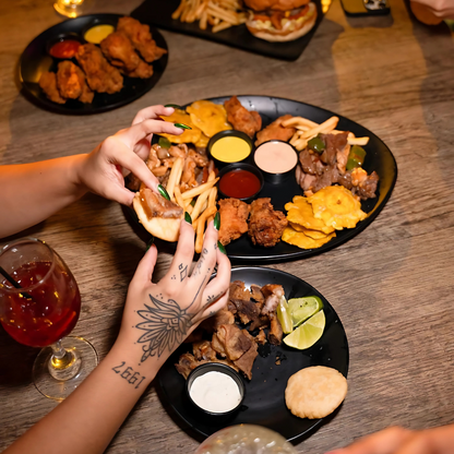 Pagas $25 y Consume $50 en comidas y bebidas + Mesa para ver tus partidos de la sele y Parkear con tus frenes en Par de Pintas