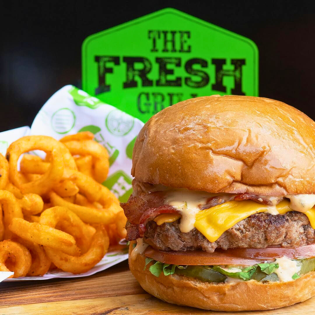 2 Burgers del Menú + Canasta de Papas Cheddar Bacon + 2 Sodas o Sangría por $15 en The Fresh Grill