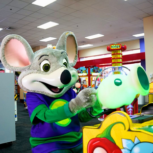 2 Horas de Juegos Ilimitados + 1 Pizza Regular + 50 Tickets de Regalo desde $15 en Chuck E. Cheese – Multiplaza