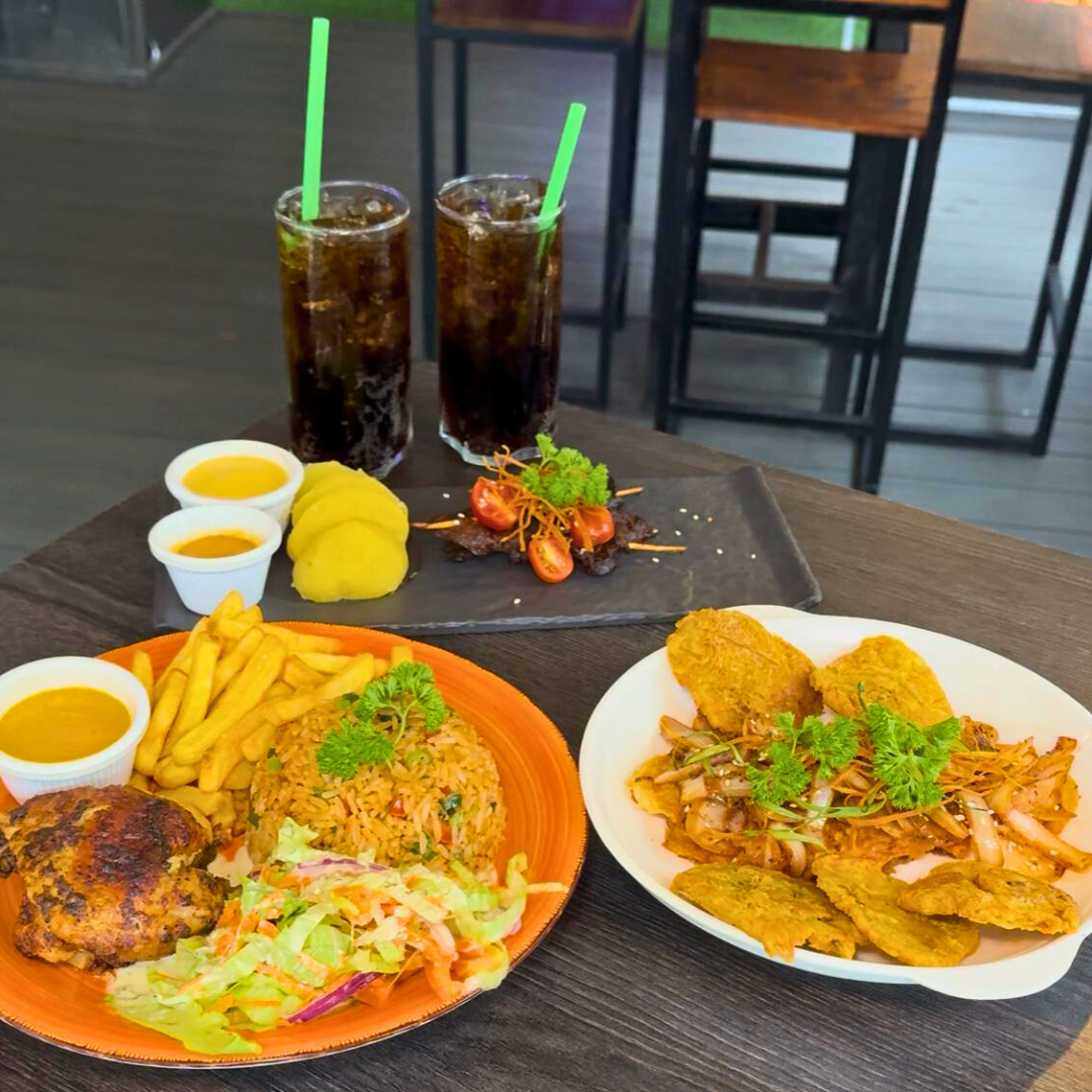 Menú para 2 con Anticuchos + Mostrico o Filete de Pescado + 2 Sodas  por solo $15 en Ají Carajo