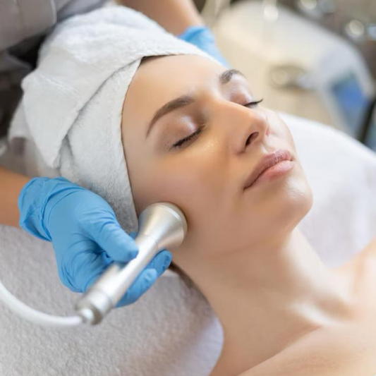 Facial con Limpieza Profunda o Facial Rejuvenecedor y Reafirmante + Máscara LED desde $19 en en Vanity Spa