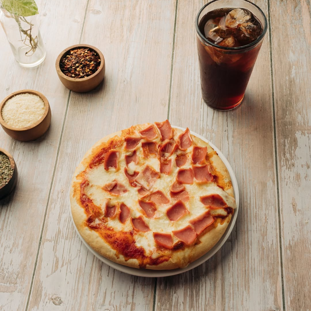 4 Pizzas Personales o Calzones + 1 Palitroque Relleno + 4 Refrescos + 4 Copas de Helado por $22 en Valenti's