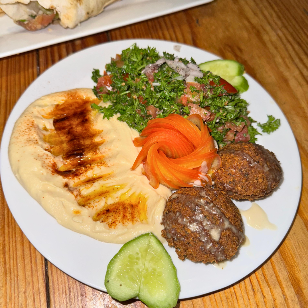 2 Shawarmas de Pollo + Hummus + 2 Falafel + Tabulé + 2 Sodas o Cervezas por $15 en Shawarma Damasco