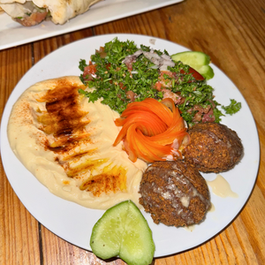 2 Shawarmas de Pollo + Hummus + 2 Falafel + Tabulé + 2 Sodas o Cervezas por $15 en Shawarma Damasco