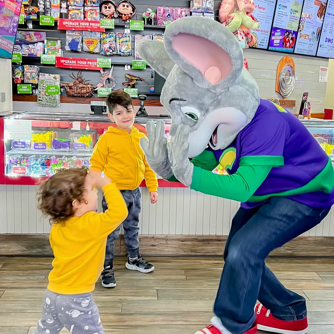 Paga $15 y Recibe 75 Tokens + 1 Pizza Regular + 40% Off en HBD en Chuck E. Cheese's de Centennial Mall